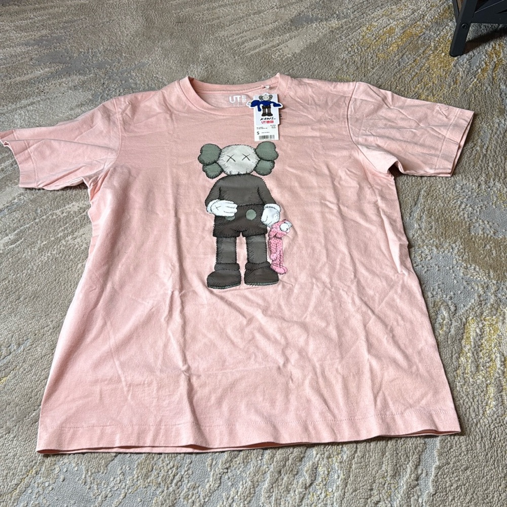 Uniqlo x KAWS best friend shirt Kaws x Companion Pink Tee size S New. (A)